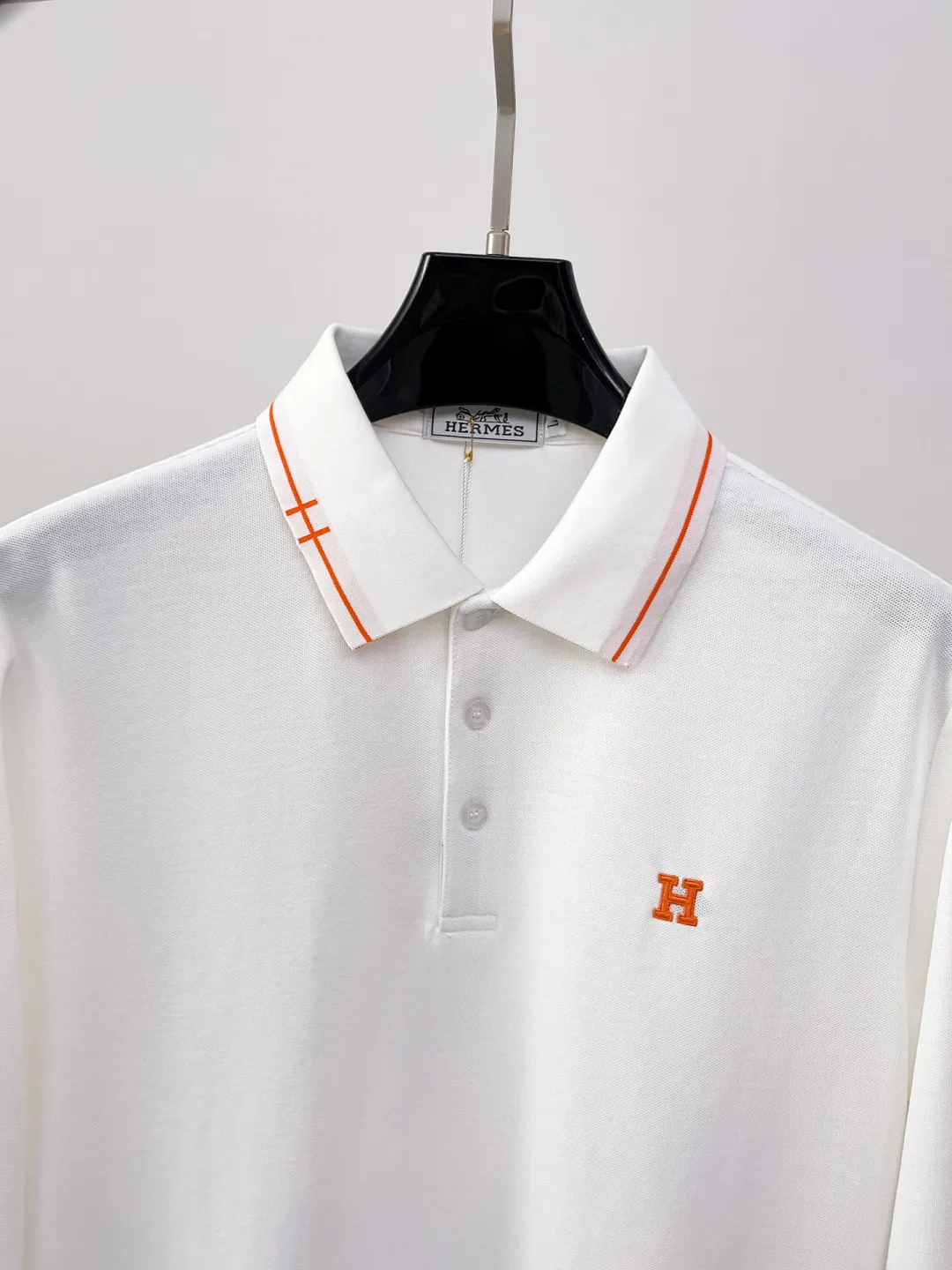 Hermès New Arrival long-sleeved Polo shirt, original fabric, official Same Style, made of 260g pure cotton pique fabric, custom-made in the same vat, feels very comfortable and smooth, very wide and stylish, produced by a first-line brand factory, imported Behringer embroidery machine, embroidery is full and textured, collar and collar ribs are woven with imported yarn, does not deform after long-term wear, the most New Arrival style in autumn and winter, fashionable and individual, super Versatile and good-looking Very suitable for both men and women. A must-have item for everyone. Size: M-XXXL
